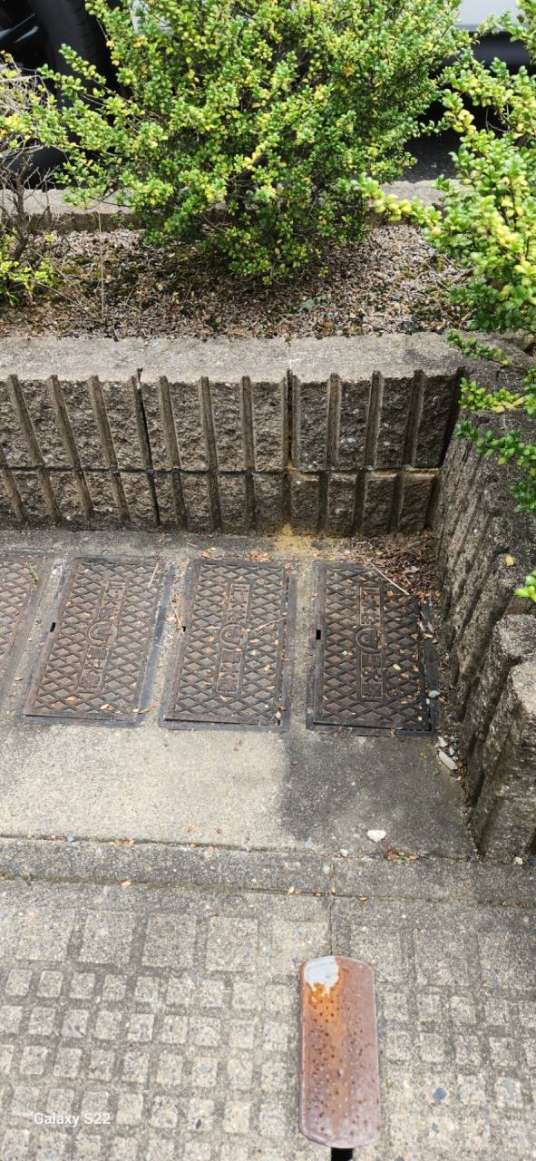 花壇のブロックを補修しました。